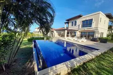 استراحتگاه Pristine Bay Villas