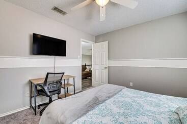 Dom wiejski 10 Mi To Lake Lewisville: Carrollton Home W/ Pool