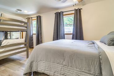 קוטג'' Cozy Grass Lake Home W/ Patio, Fire Pit & Kayaks!