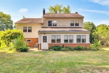 Mökkimajoitus Dutch Country Home Near Family Attractions!