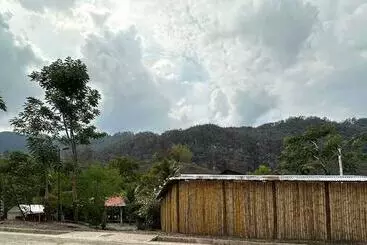 مسافرخانه Yaxlik River Lodge