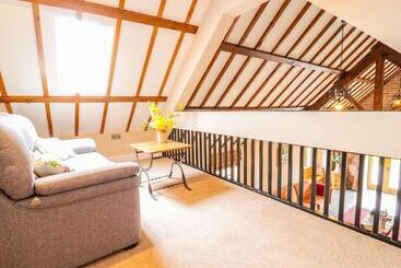 فندق ريفى Cosy Countryside Barn Retreat In Corwen