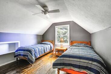 별장 Manor Green: Cedar Home W/ Fire Pit, 3 Mi To Lake!