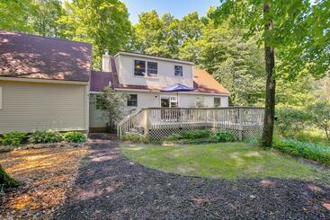 Mökkimajoitus Manor Green: Cedar Home W/ Fire Pit, 3 Mi To Lake!