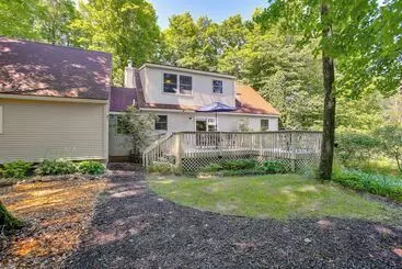Landhus Manor Green: Cedar Home W/ Fire Pit, 3 Mi To Lake!