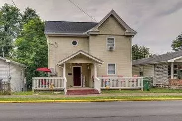 コテージ Morgantown Home: 1 Mi To West Virginia University!