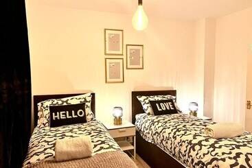 إقامة Cozy Barking Retreat   2 Bedrooms