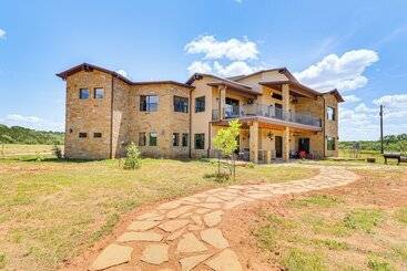 Landhus Spacious & Elegant Goldthwaite Escape On 72 Acres!