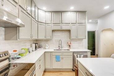 コテージ 1 Mi To Downtown: New Albany Home W/ Yard