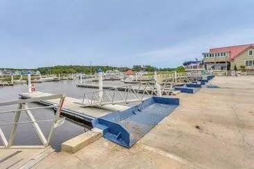 Mökkimajoitus Walk To Marina: Pet Friendly Little River Home!