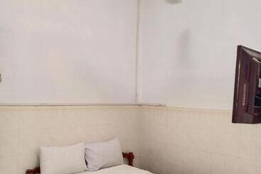 Общежитие Silver Dolphin Guesthouse & Restaurant