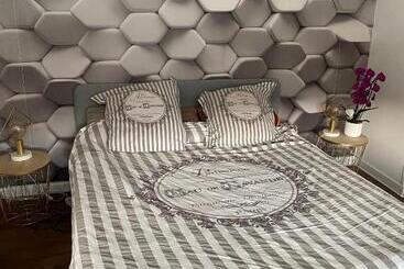 Bed and Breakfast La Fermette à Achicourt   Chambre Zen, Lit Double Avec Grand Bureau Donnant Sur Cour Au Carré