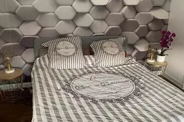 Bed and Breakfast La Fermette à Achicourt   Chambre Zen, Lit Double Avec Grand Bureau Donnant Sur Cour Au Carré
