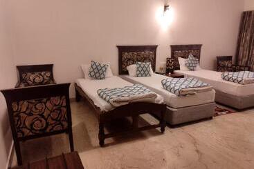 Goroomgo Hotel Taj Darbar Bihar   Luxury Room   Excellent Customer Service