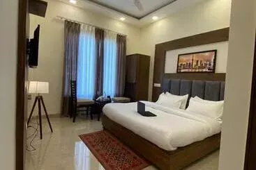 ホテル Shambhu Classic Inn