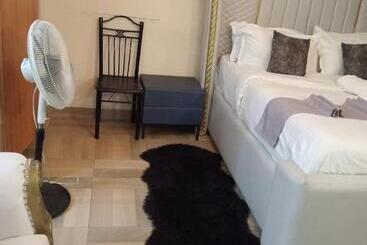 تختخواب و صبحانه Breezy Studio