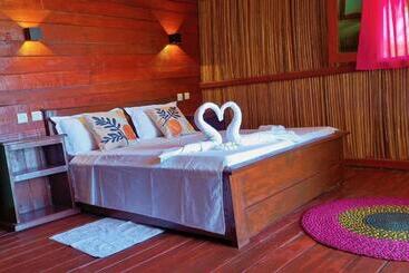 هتل Ampazôny Oasis Lodge