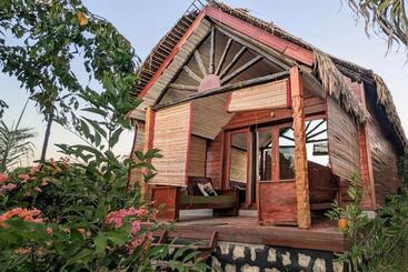 هتل Ampazôny Oasis Lodge