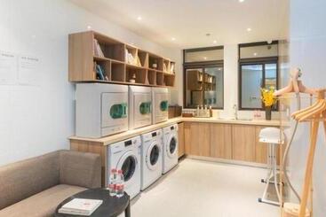 Atour Hotel Huzhou Changxing Changhai Road