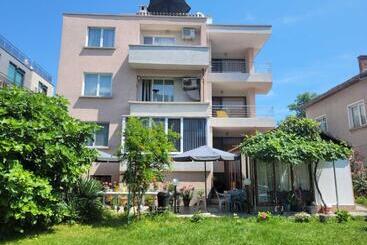 Pensjonat къща ели приморско