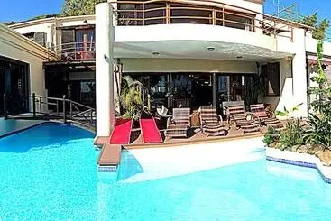 Bed and Breakfast Le Gite Du Bonheur Guest House & Car Rental