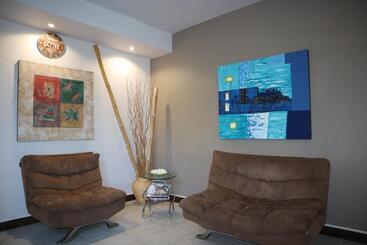 Bed and Breakfast Le Gite Du Bonheur Guest House & Car Rental