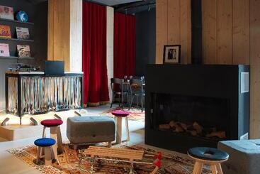 Mob Hotel Paris Les Puces