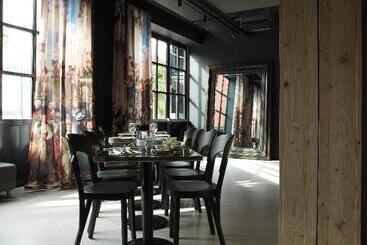 Mob Hotel Paris Les Puces