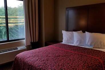 בית מלון כפרי Days Inn By Wyndham Brooklyn Marine Park