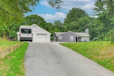 Mökkimajoitus Fire Pit & Gazebo   Luxe Severn Family Home!