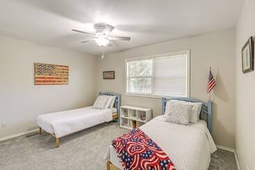 茅舍 Waterfront Kansas Home W/ Private Fire Pit!