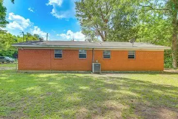 コテージ Pet Friendly Brent Home W/ Spacious & Fenced Yard!