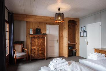 Le Coucou Hotel Restaurant & Lounge Bar