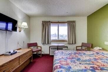 Мотель Bloomer Inn & Suites