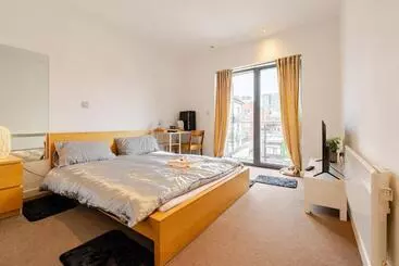 تختخواب و صبحانه Private Room In Cardiff City Center