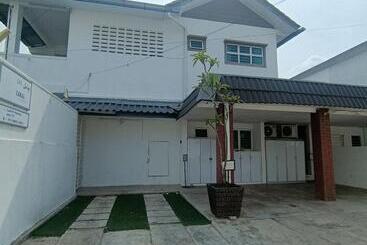Huoneistohotelli Canal Dusun Muda Homestay Kota Bharu