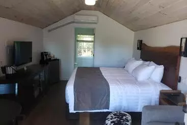 Motel Adventure The Bruce Inn Recently Renovated With Outdoor Hot Tub