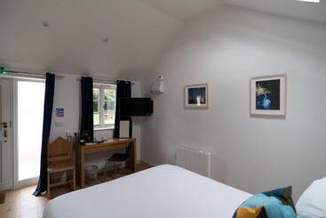 Hostel King Deluxe Ensuite With Courtyard View   Hawking