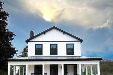 Retkeilymaja The White Creek Inn