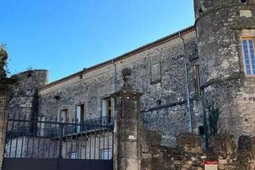 Bed and Breakfast Gîte En Face Du Château De Nizas, Totale Renovation Et Changement De Proprietaire, 4 Chambres D Hôte
