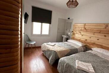 بنسيون Hostal Atuaire Home