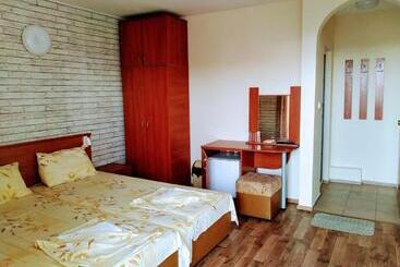 پانسیون стаи лилия 18