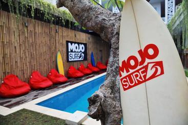 הוסטל Mojosurf Camp Canggu