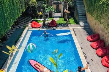 הוסטל Mojosurf Camp Canggu