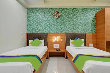 Collection O Hotel Johri Residency