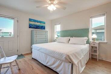 Gulf Shores Cottage W/ Water Views, Walk To Beach!