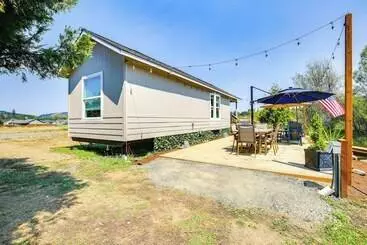 Mökkimajoitus Southern Oregon Cabin: Fire Pit & Private Pond!