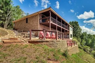 コテージ Mountain & Waterfall Views: Stunning Dahlonega Gem