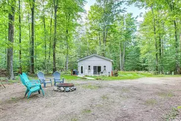 Mökkimajoitus Traverse City Home: Grill, Fire Pit + More!