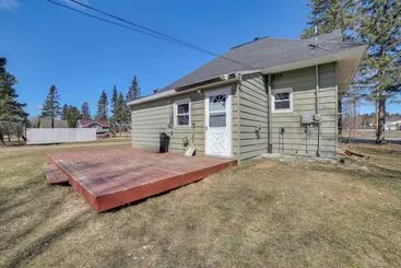 Mökkimajoitus All Season Seney Home W/ Private Yard & Fire Pit!